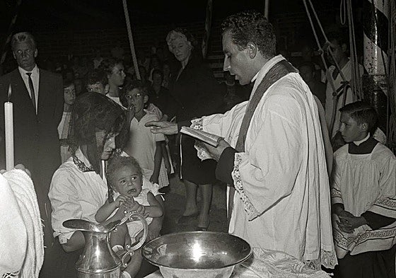 Bautismo bajo la carpa circense.