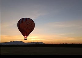 Uno de los globos con base en Cuzcurrita vuela sobre la Rioja.