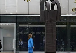 La escultura de Chillida 'Elogio del Hierro III', ya instalada junto al Museo de Bellas Artes