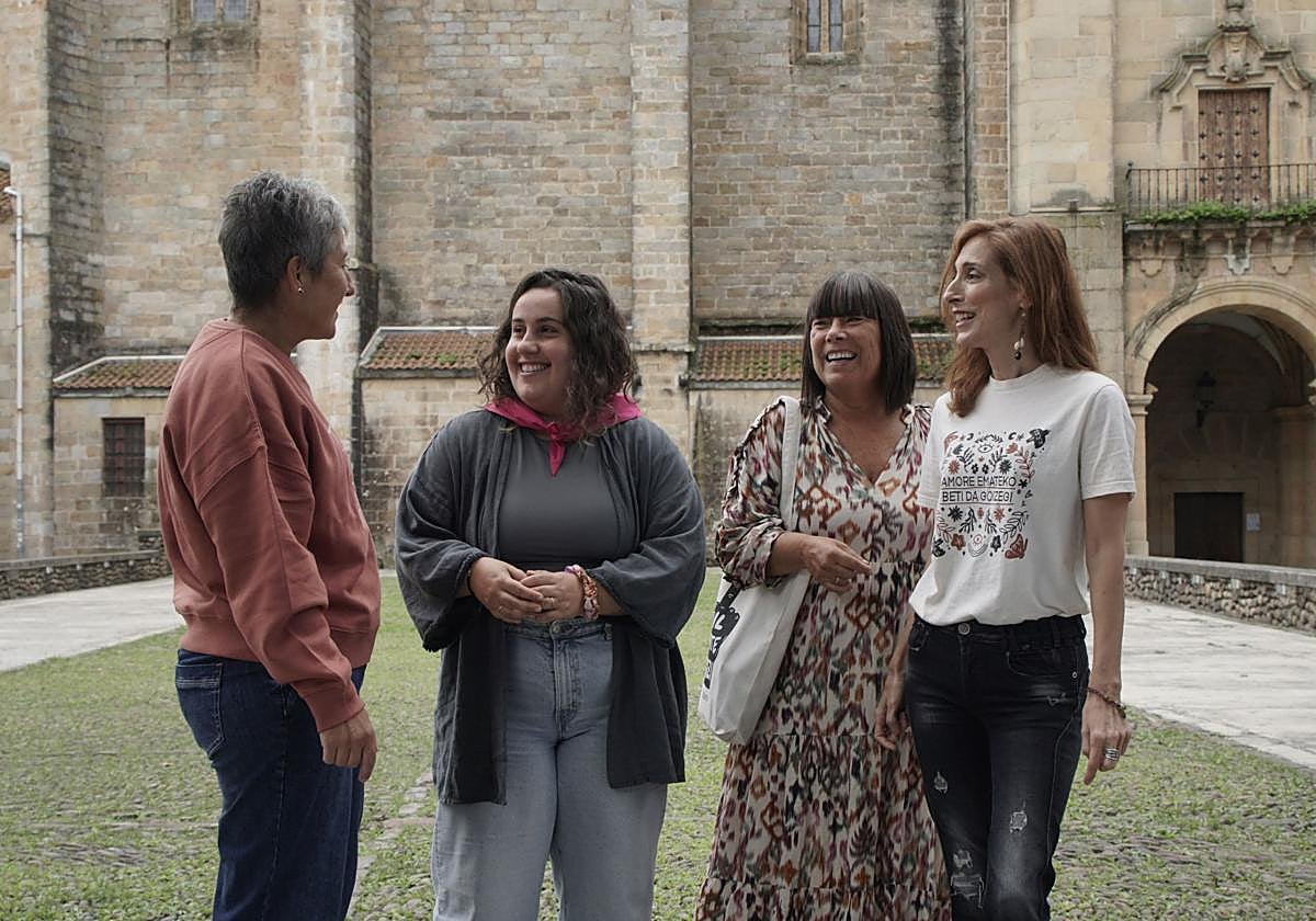 Amaia Ullate, Julene Illarramendi, Artitza Albisu y Elordi García posan en el frontón de Usurbil en vísperas del Iñurri Eguna.