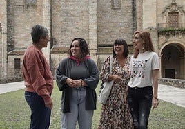 Amaia Ullate, Julene Illarramendi, Artitza Albisu y Elordi García posan en el frontón de Usurbil en vísperas del Iñurri Eguna.