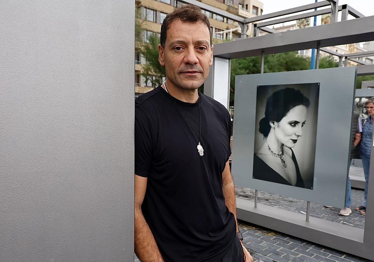 El fotógrafo Omar Ayysahi, este viernes, en la inauguración de la exposición.