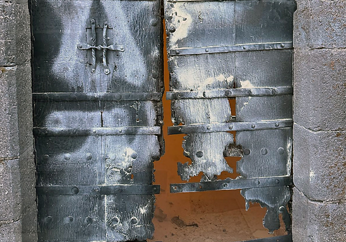 Estado en el que quedó la puerta del santuario de San Miguel de Aralar en octubre del pasado año.