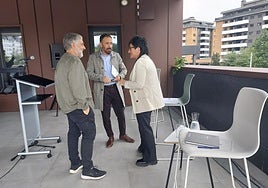 El consejero Denis Itxaso, junto Xabier Urdangarin, alcalde de Astigarraga, y la alcaldesa de Usurbil, Agurtzane Solaberrieta.