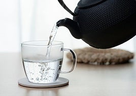 Estos son los beneficios de beber un vaso de agua caliente por la mañana