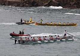 Las traineras de Orio y Arraun Lagunak se cruzan ayer en el último entrenamiento a la altura de la isla.