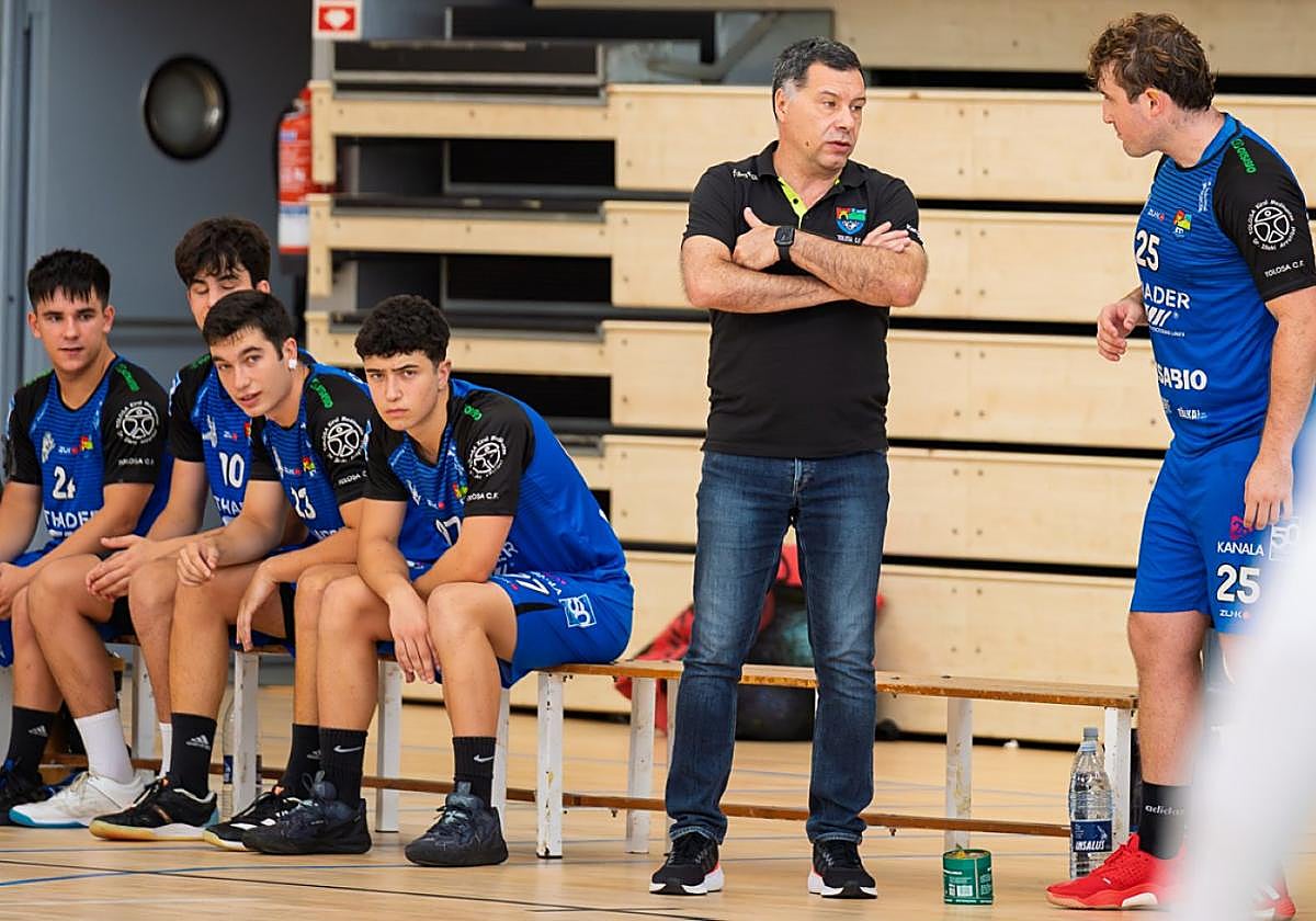 El entrenador Alex Nogués durante el partido de Euskal Kopa contra el Hondarribia Bidasoa.