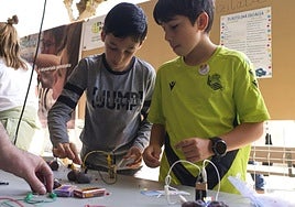 Dos niños experimentan durante la pasada Feria de la Ciencia.