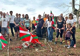 Representantes municipales, de Sabino Arana Fundazioa y de Elgoibar 1936 en Zirardamendi, hace dos años.