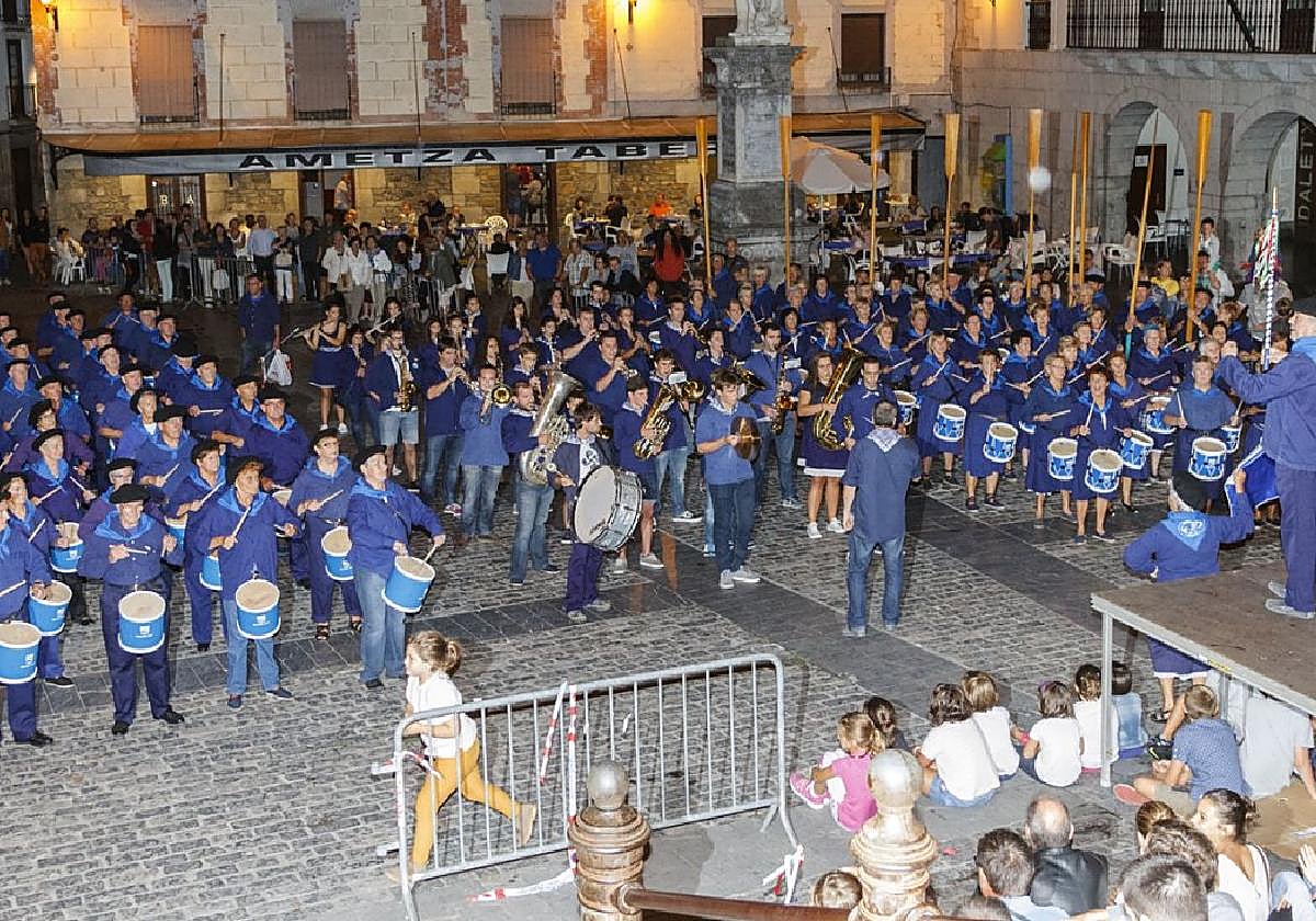 Un momento de la tamborrada que Anaiarte biltokia organizó la víspera del día del Kalbario de 2015, hace ahora una década.