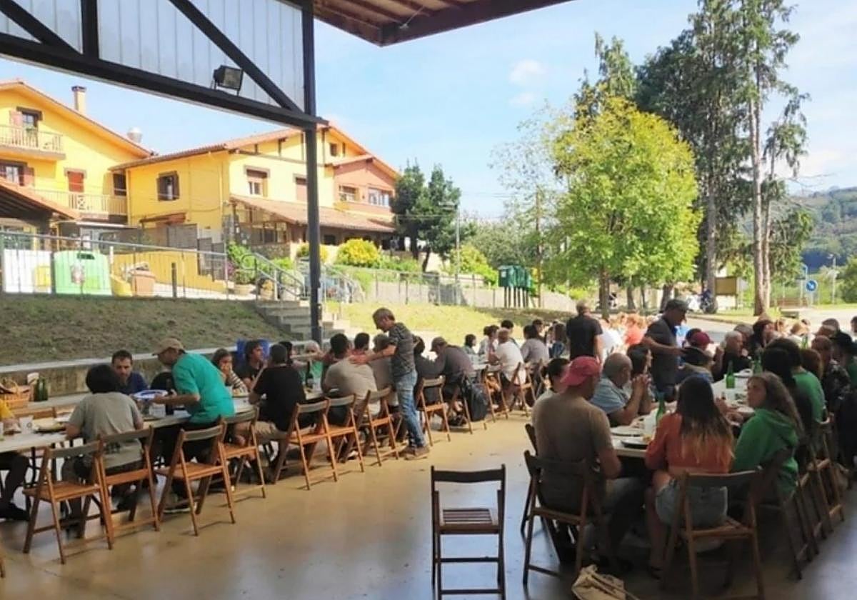 La comida celebrada en una edición anterior de las fiestas de Gurutze.