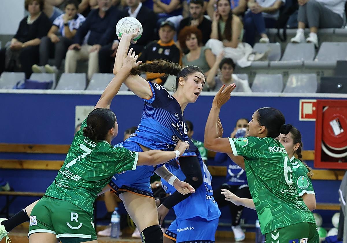 Somaza arma el brazo ante la defensa del Rocasa.