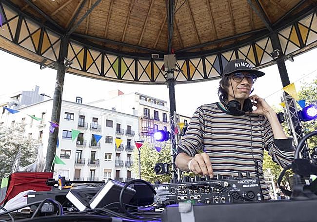 DJ Tropicaza en el nuevo escenario de la plaza Easo.