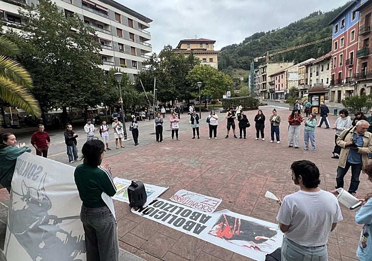 Concentración organizada por 'Animaliak Aske' a las siete de la tarde de ayer, en la plaza Areizaga-Kalebarren.