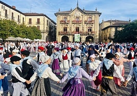 Cerca de seiscientos dantzaris txikis y otro centenar y pico de músicos y acompañantes inundarán de colorido, ritmos e ilusión las calles,.