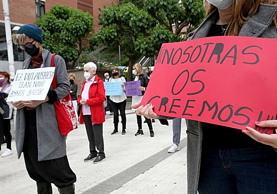 Concentración de apoyo a las víctimas realizada en Altza tras la detención del masajista en mayo de 2021.