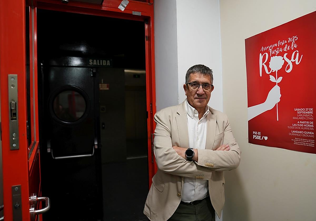 López, el viernes, en la sede del PSE de Bizkaia, en Bilbao, junto a un cartel del Día de la Rosa.