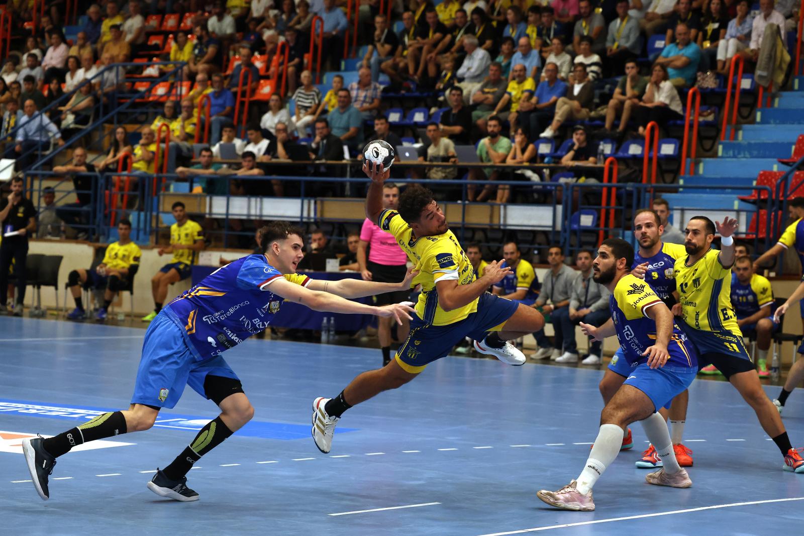 Remontada del Bidasoa: un debut con garra en Artaleku