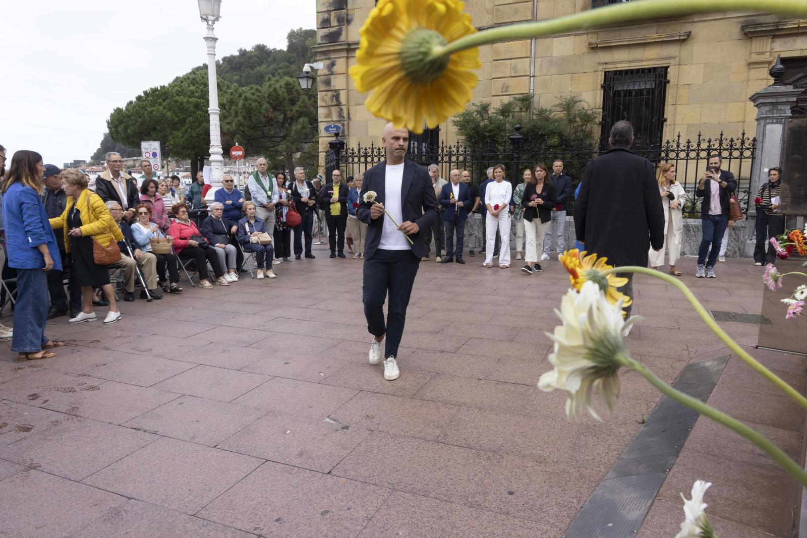 Ofrenda con motivo del Día de la Memoria Histórica