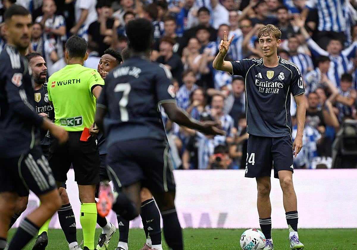 Gil Manzano enseña la roja a Dean Huijsen a los 32 minutos de juego.