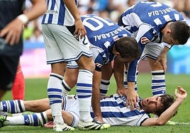 Oyarzabal y Zubeldia se interesan por Aritz, dolorido sobre el césped