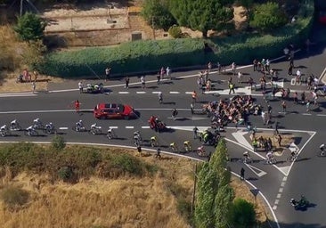 Un grupo de manifestantes propalestinos intentan cortar el paso de los ciclistas a 20 kilómetros de meta