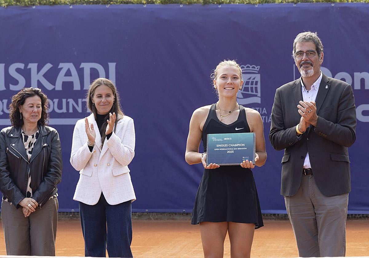 Oksana Selekhmeteva con el trofeo de ganadora junto al alcalde de Donostia Eneko Goia.