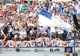 Las remeras de Donosti Arraun reciben el reconocimiento de sus aficionados en la rampa del muelle tras ganar la Bandera de La Concha.