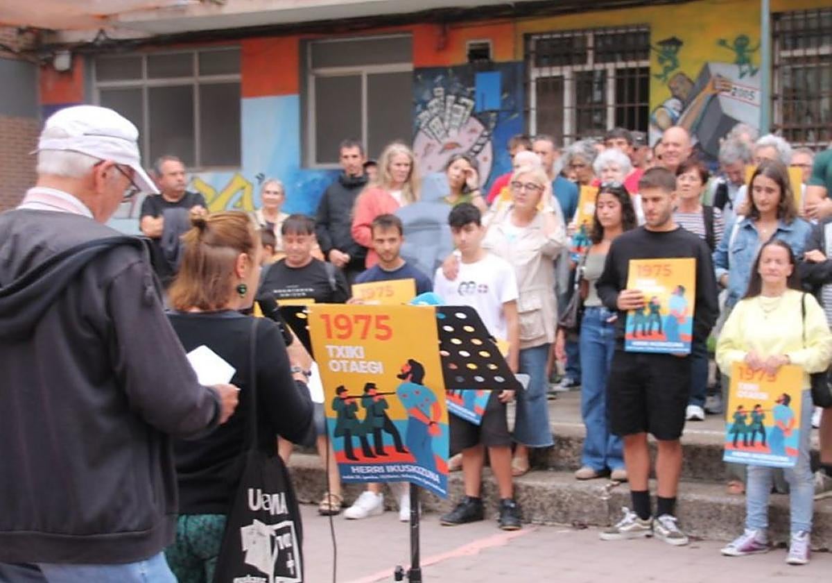 Josu Txapartegik eta Ainhoa Agirreazaldegik hartu zuten hitza Plaza Gorriko aurkezpenean.