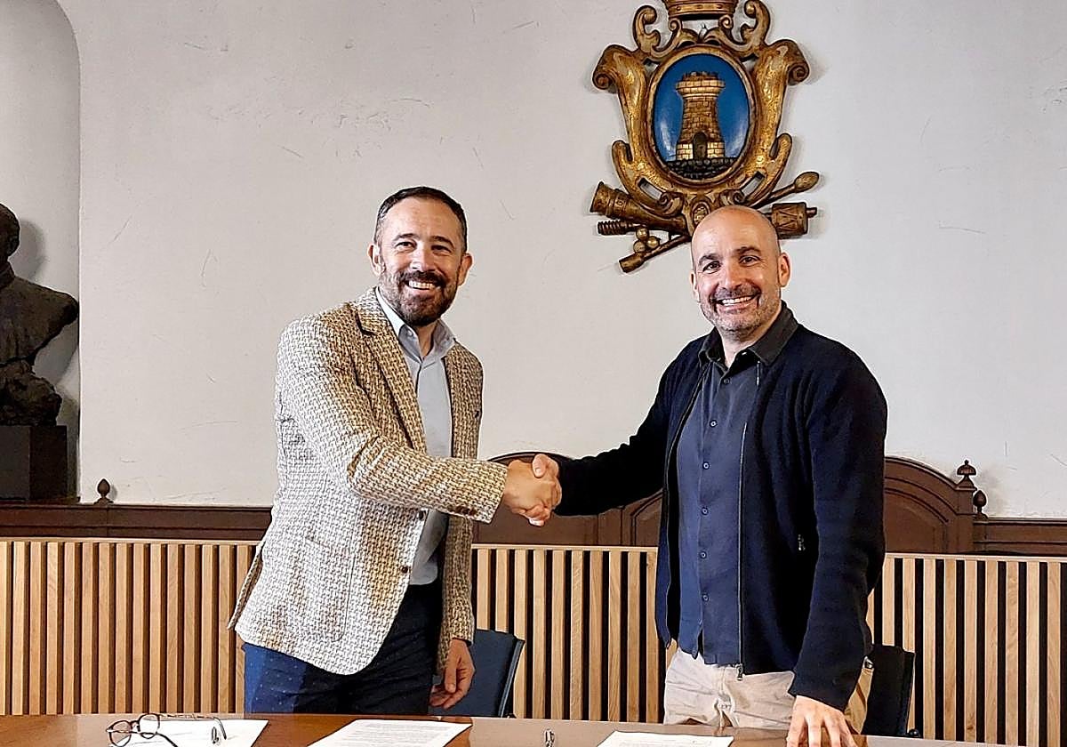 El consejero Denis Itxaso y el alcalde Adur Ezenarro en el acto de firma del acuerdo.