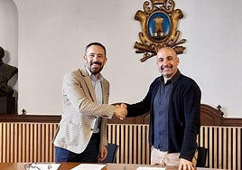 El consejero Denis Itxaso y el alcalde Adur Ezenarro en el acto de firma del acuerdo.