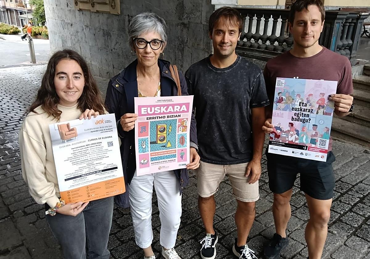 Garazi Redondo, Eli Insausti, Axier Mingo y Xabier Ezponda presentan la campaña de matriculación.