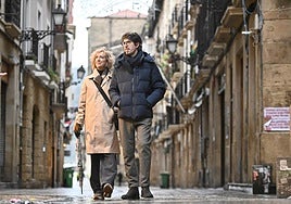 Ana Iríbar y su hijo Javier, en la calle 31 de agosto de San Sebastián.
