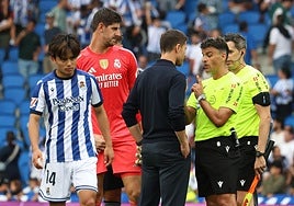 Xabi Alonso pide explicaciones a Jesús Gil Manzano al finalizar el partido.