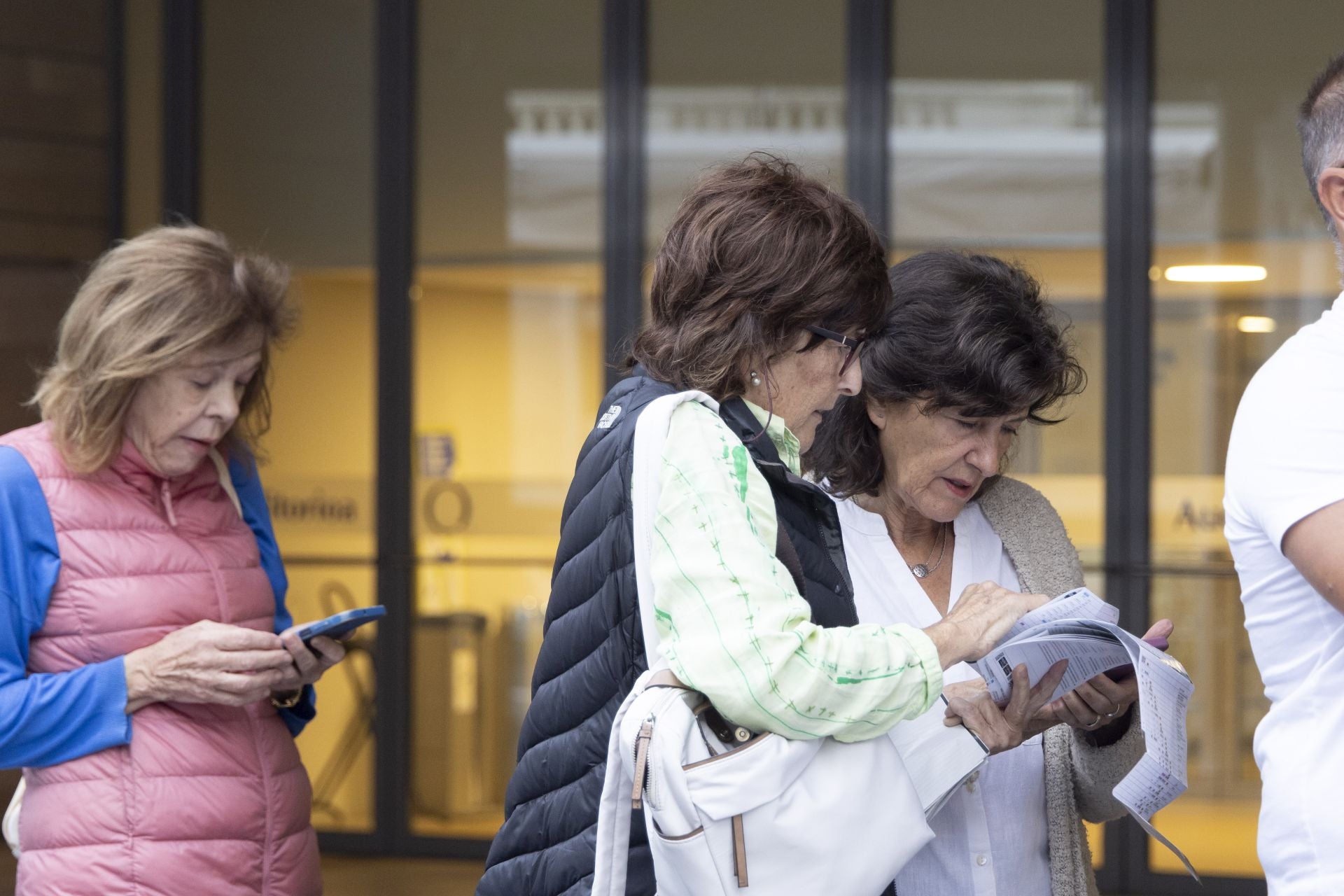 Colas en el Kursaal para conseguir entradas para el Zinemaldia