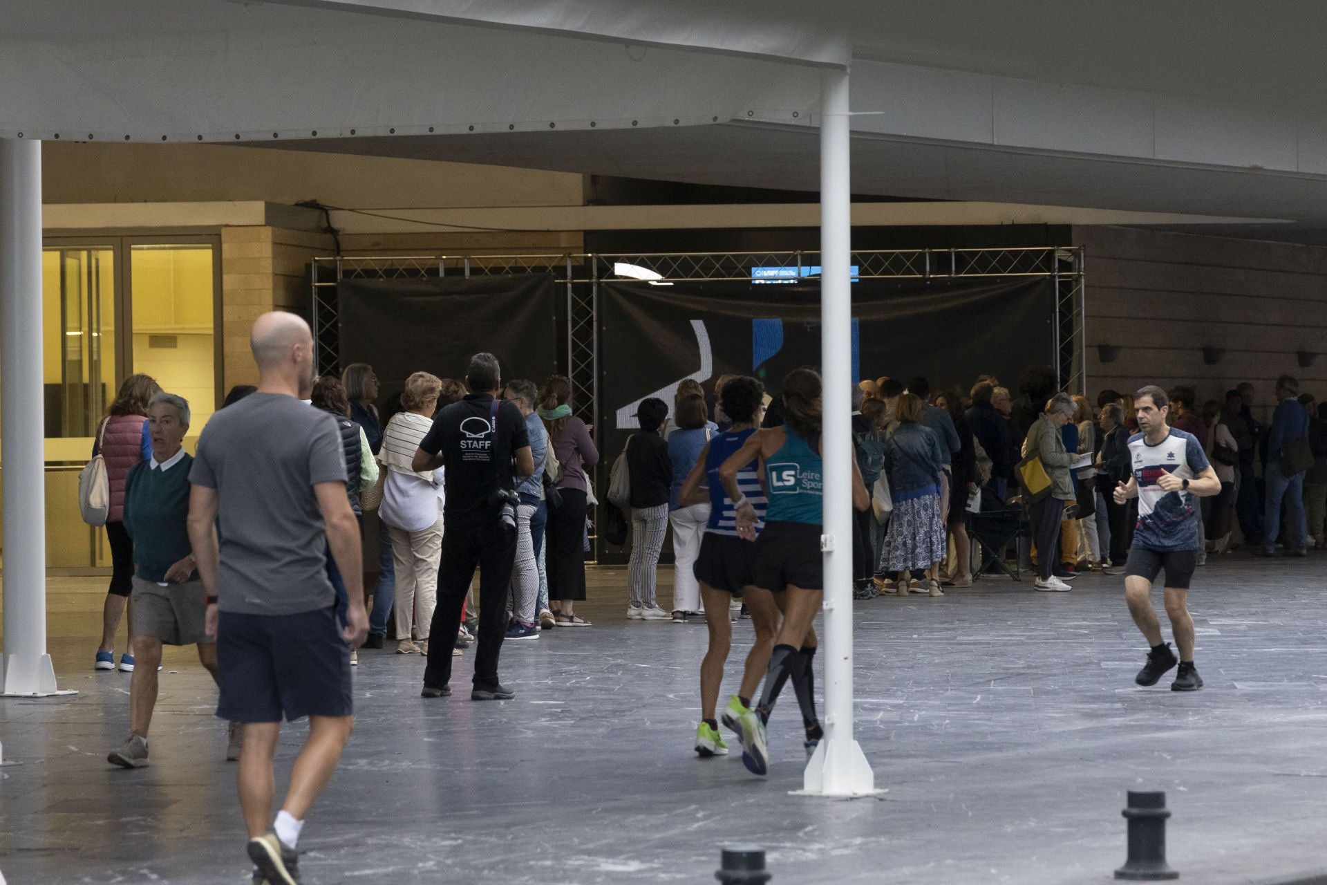 Colas en el Kursaal para conseguir entradas para el Zinemaldia