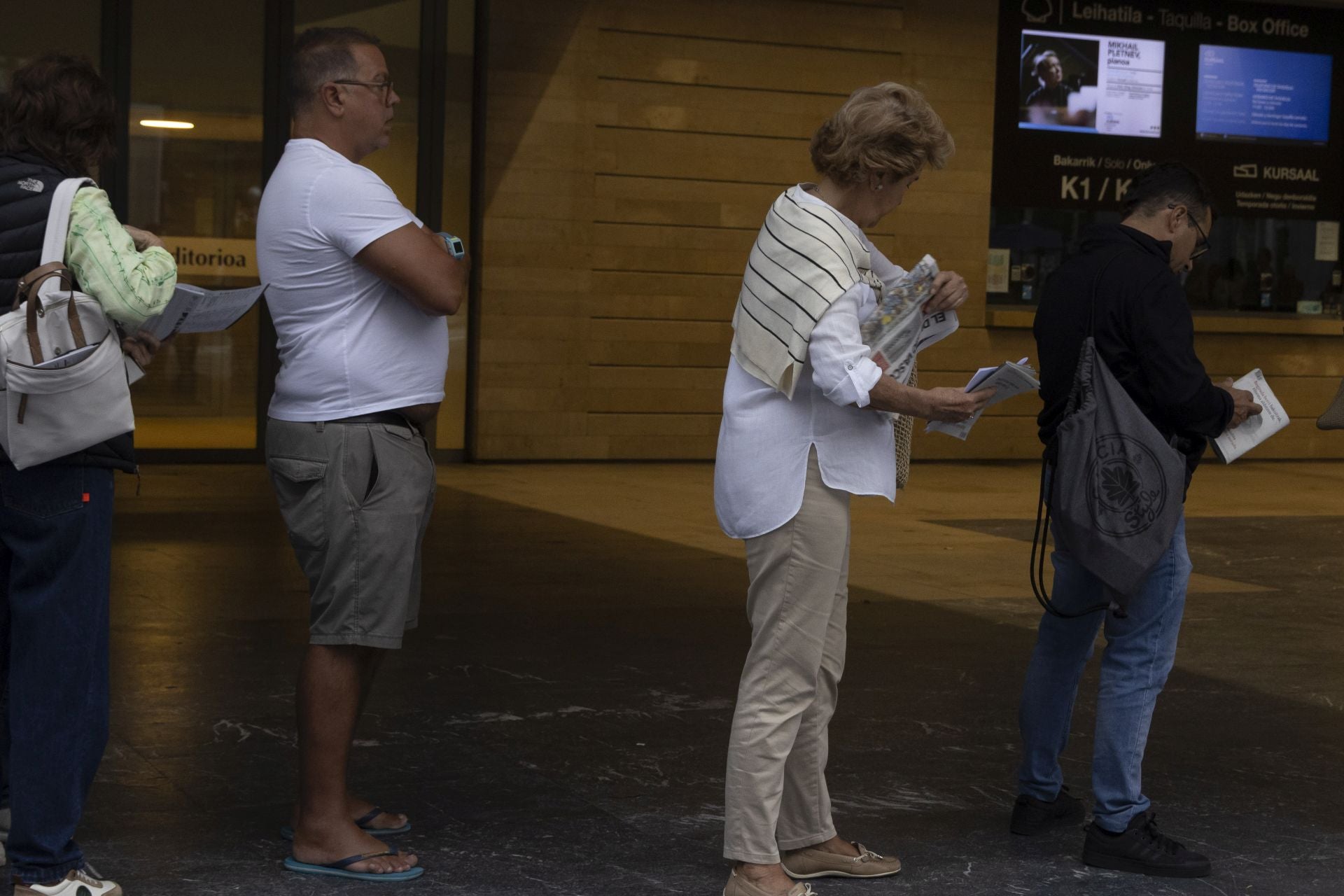 Colas en el Kursaal para conseguir entradas para el Zinemaldia