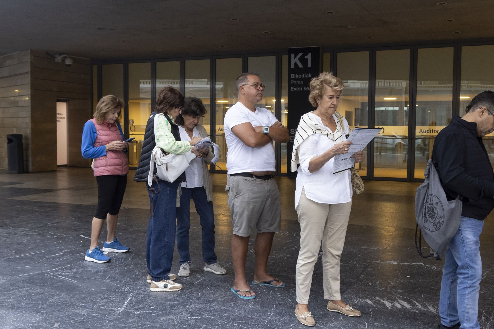 Colas en el Kursaal para conseguir entradas para el Zinemaldia