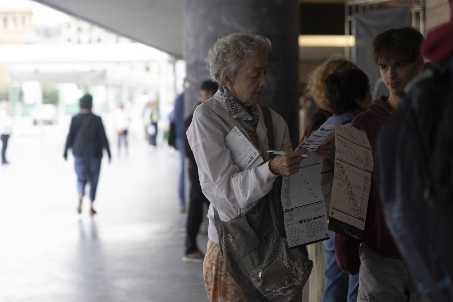 Colas en el Kursaal para conseguir entradas para el Zinemaldia