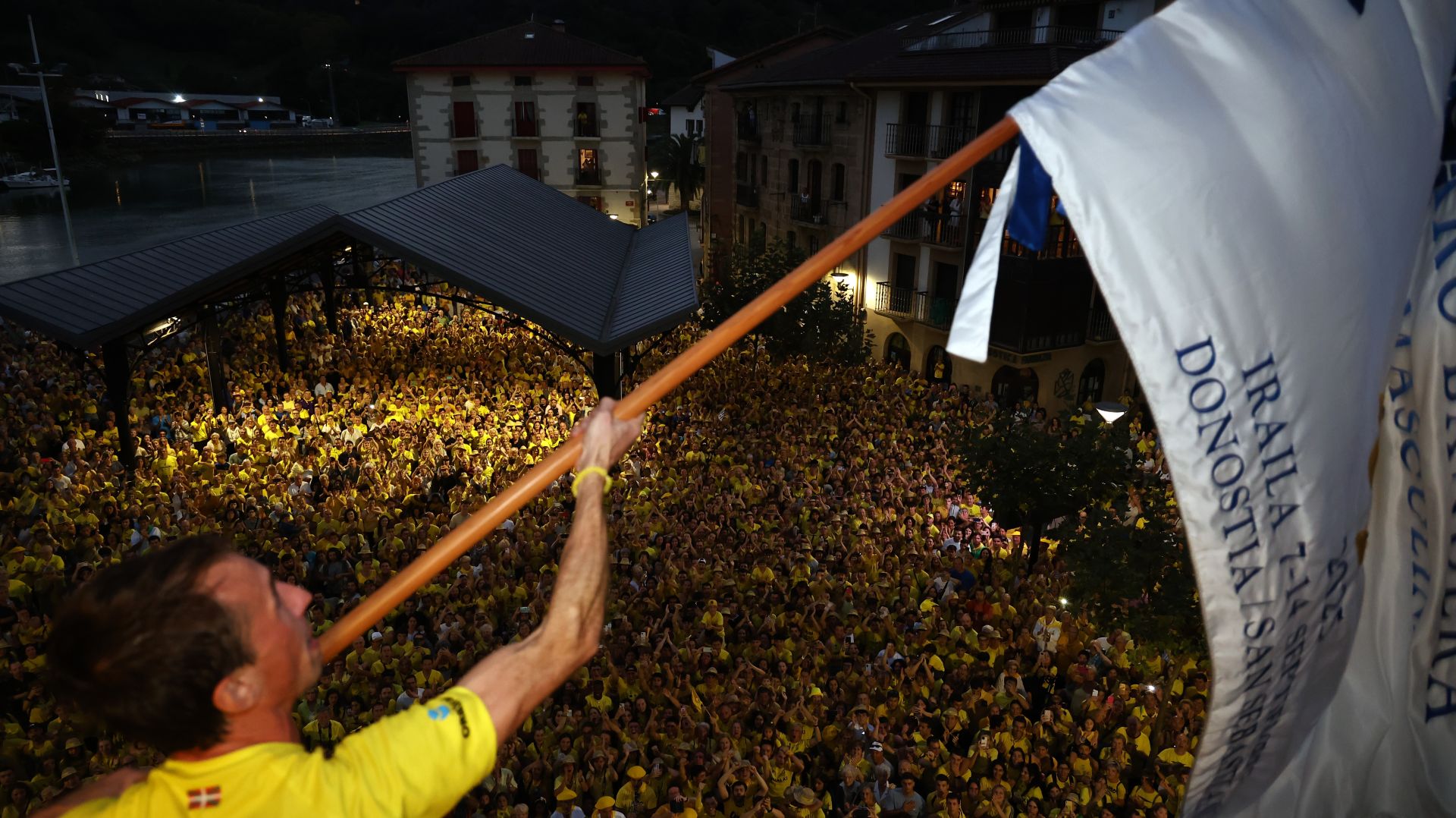 Gran recibimiento a la trainera de Orio