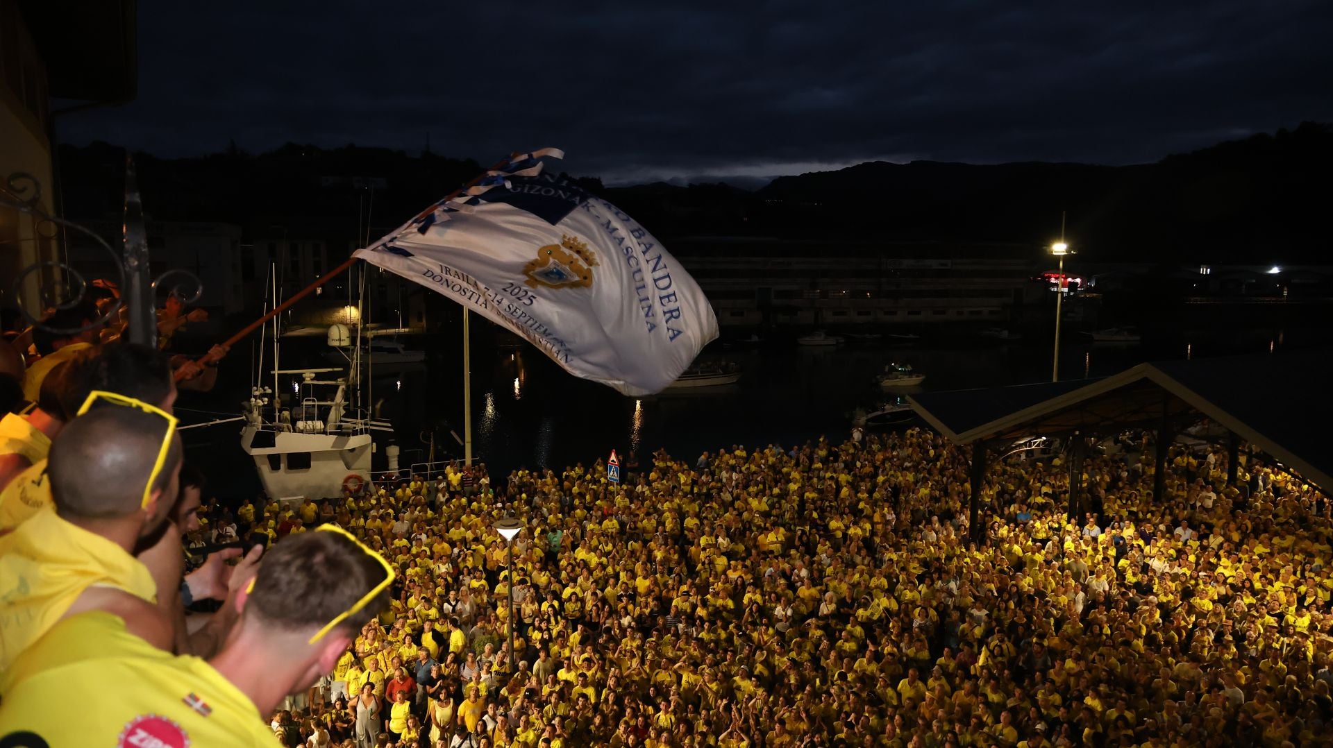 Gran recibimiento a la trainera de Orio