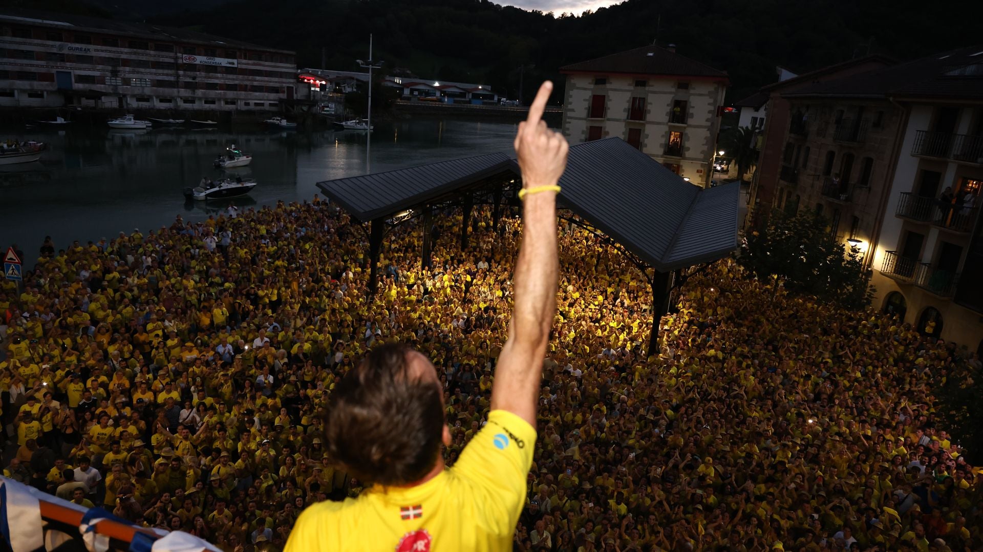 Gran recibimiento a la trainera de Orio