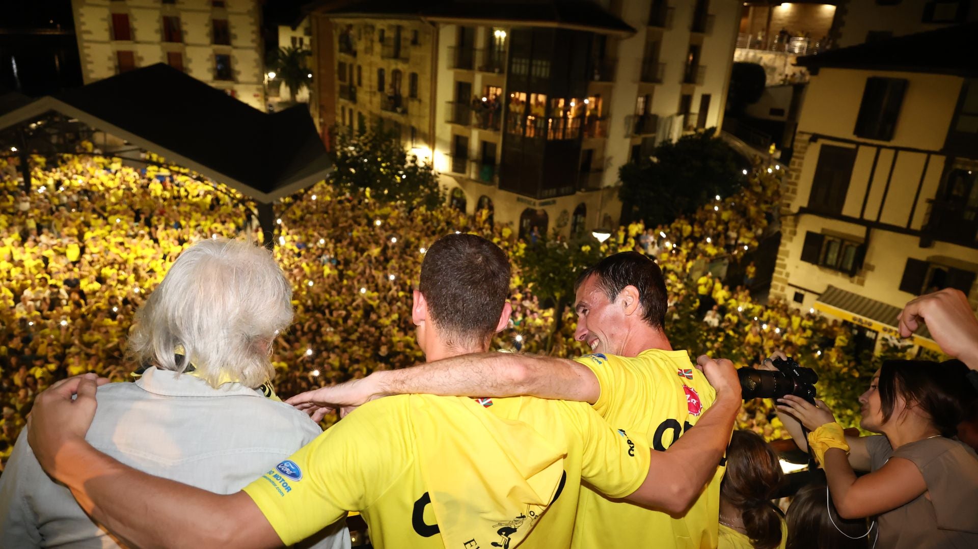 Gran recibimiento a la trainera de Orio