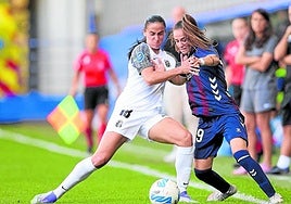 Itzi Pinillos y Sara Martin pelean por el balón este domingo en Ipurua.