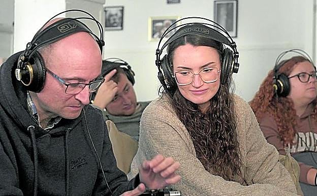 La alumna Inés Dorronsoro atiende en una de las clases del curso.