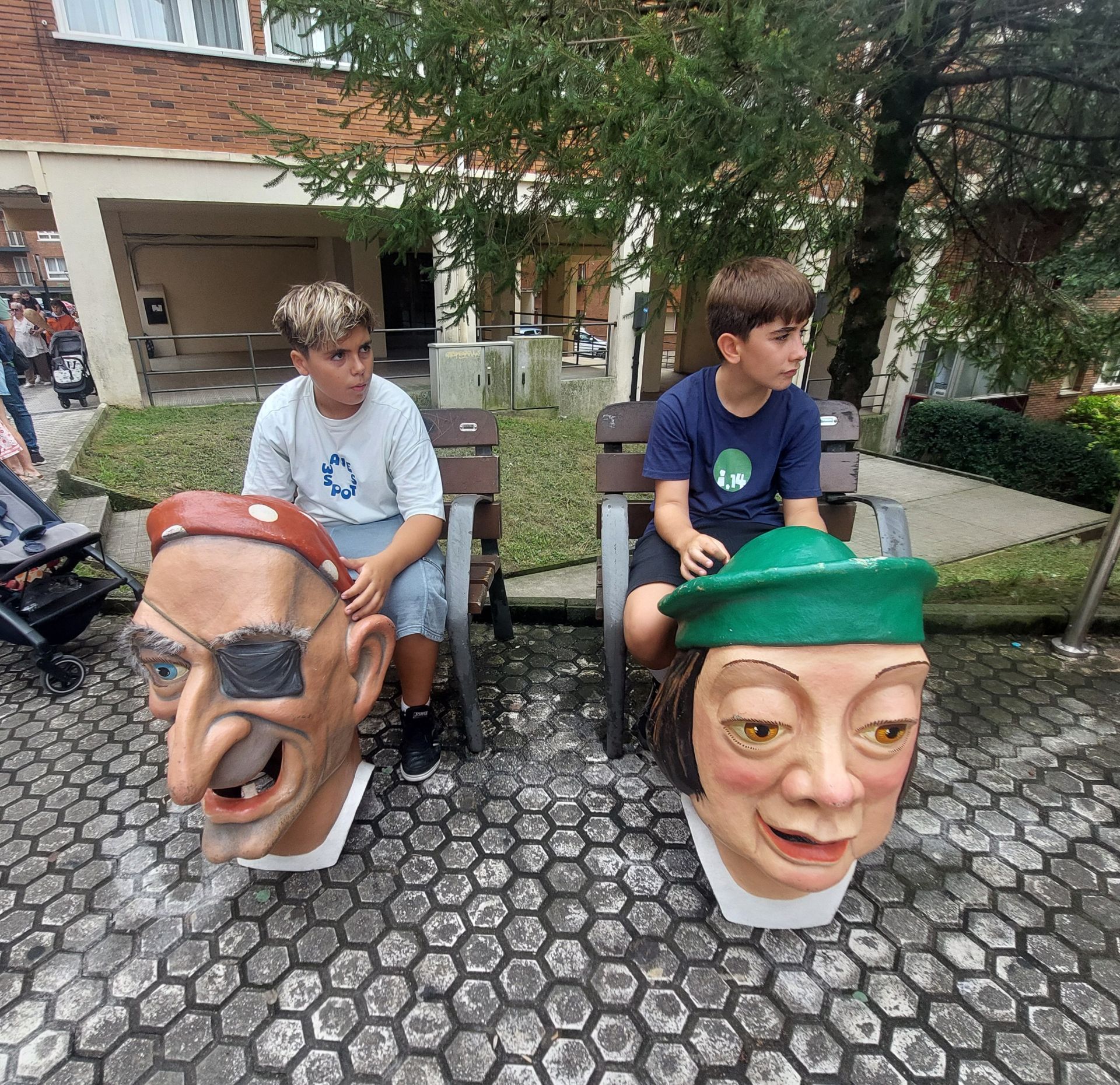 Multitud de lezoarras en el día del Santakrutz Eguna