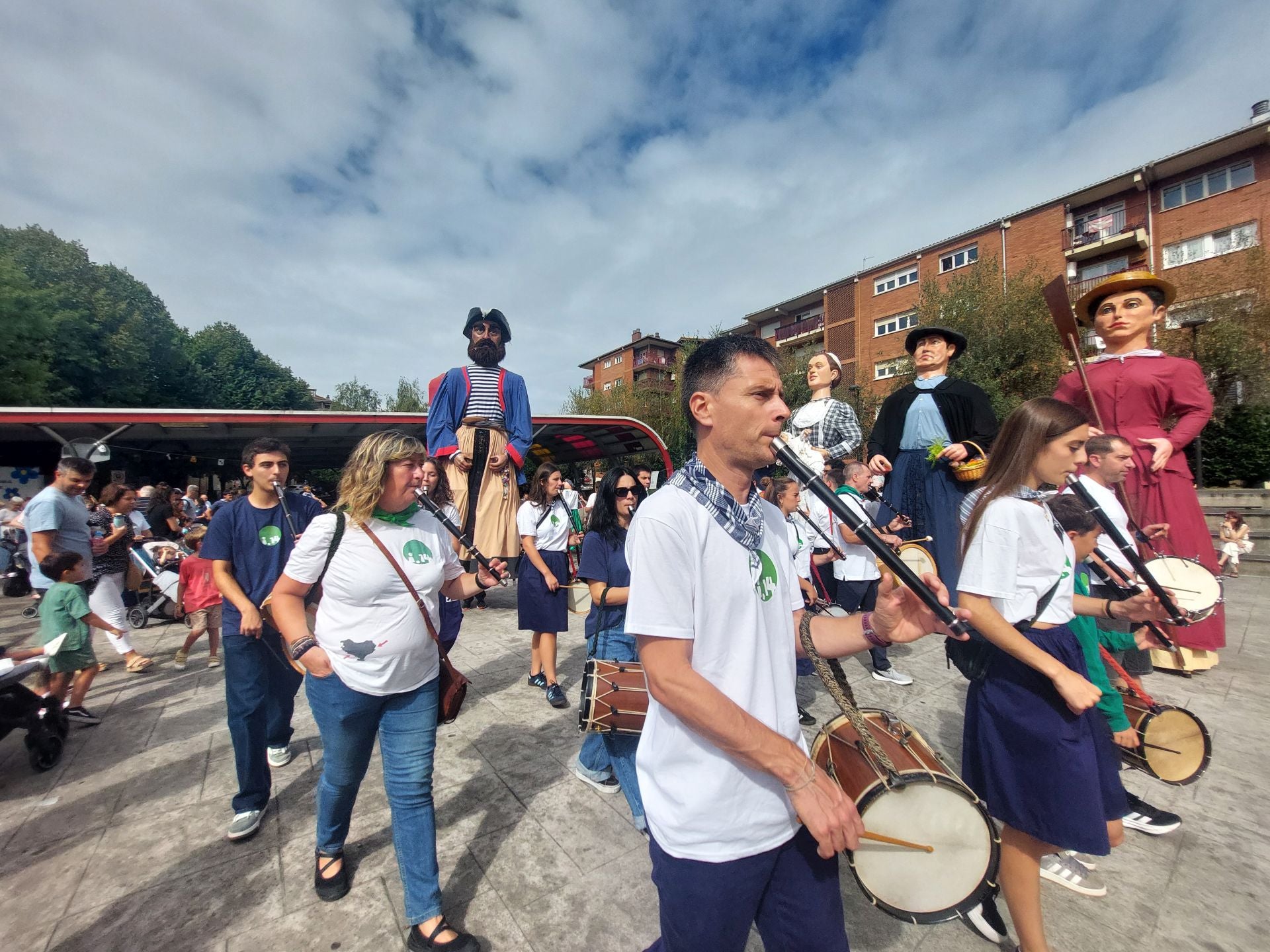 Multitud de lezoarras en el día del Santakrutz Eguna