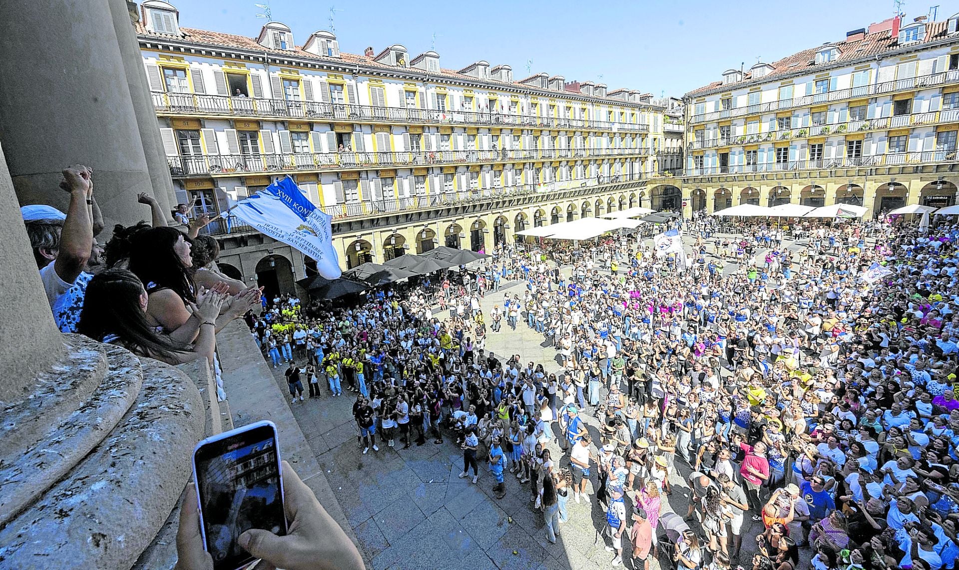 Las remeras junto con su afición celebrando la victoria en la plaza Constitución nada más terminar la regata.