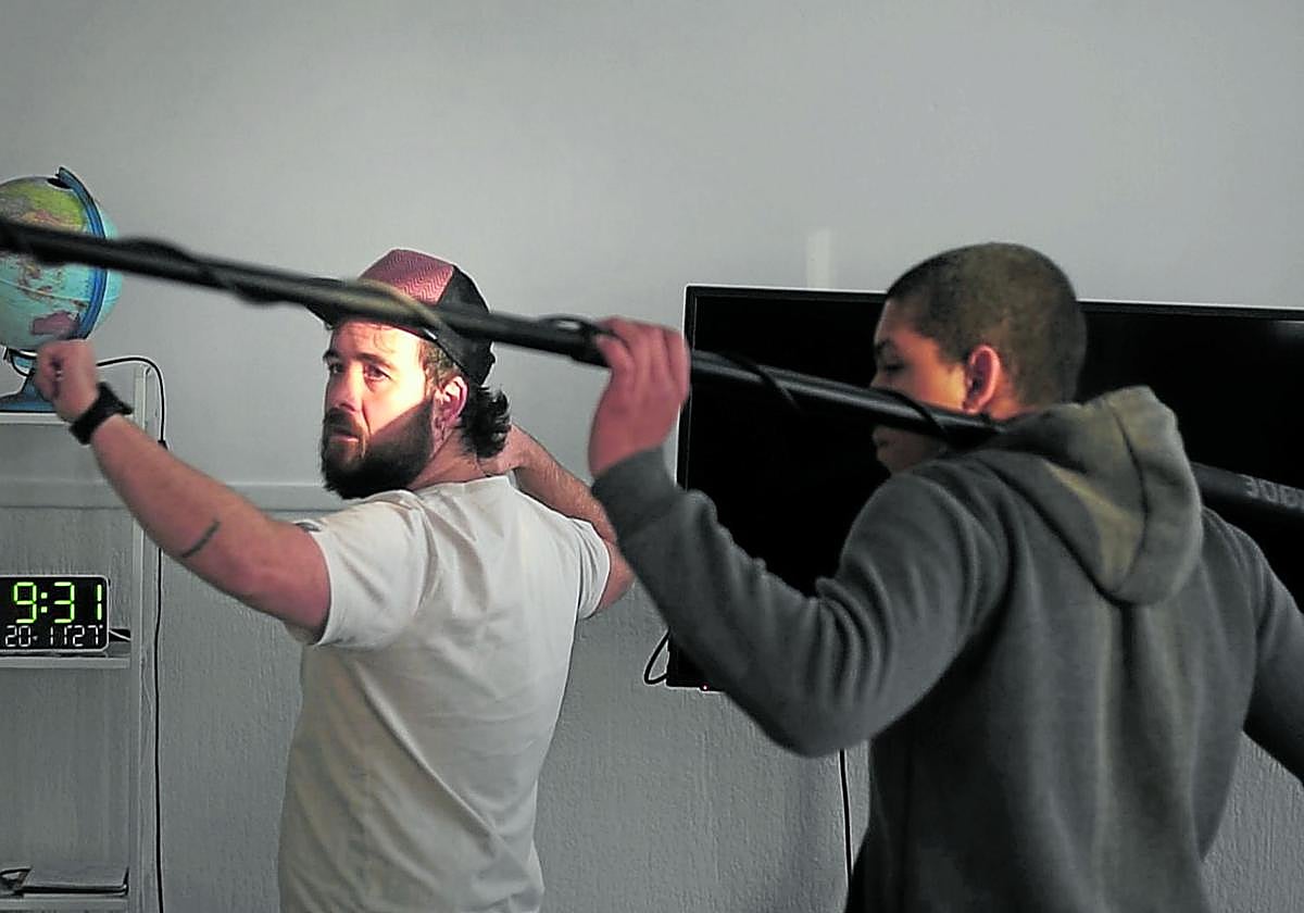 Alumnos del curso de capacitación audiovisual Cecadi mientras trabajan en su cortometraje 'Qubits'.