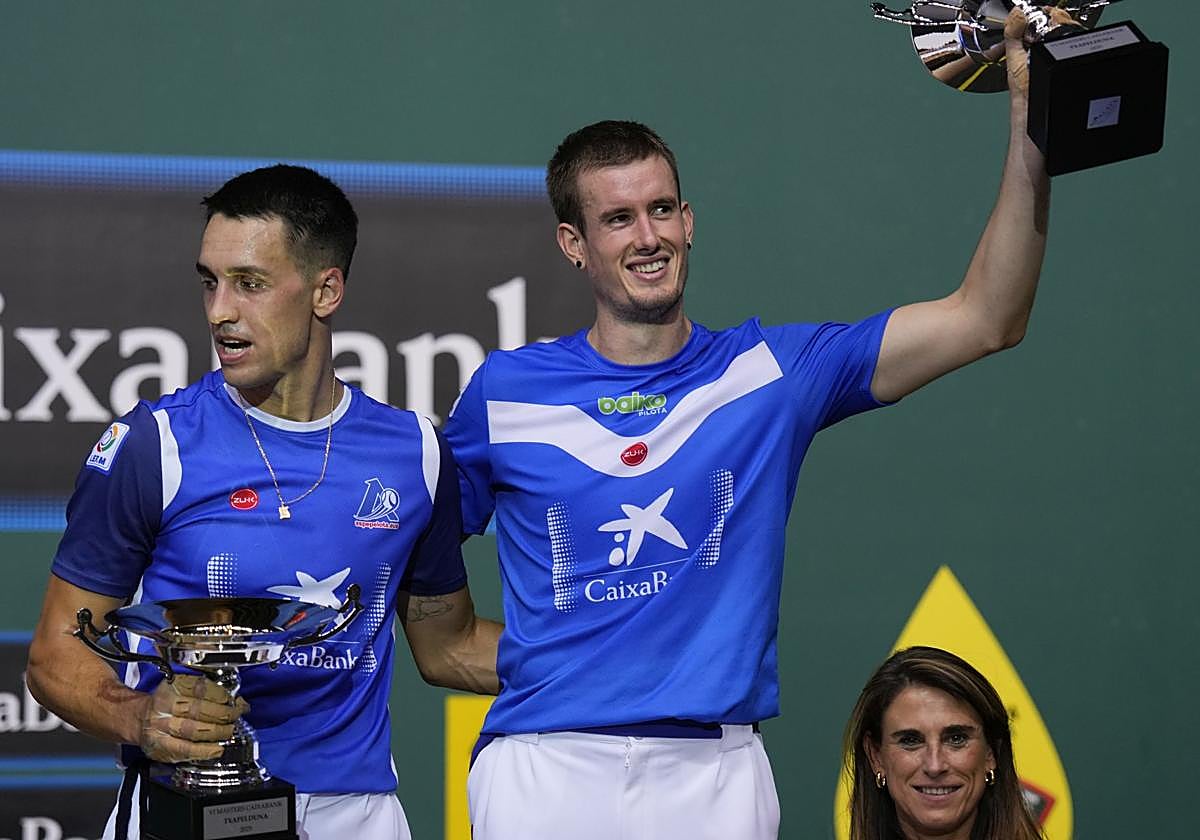 Mariezkurrena II levanta el trofeo con Zabala a su lado.